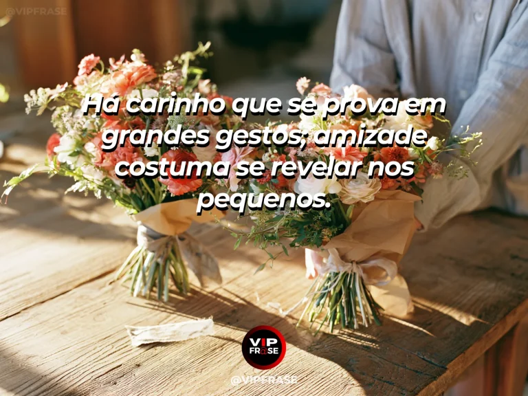 Frase sobre amizade com pequenas flores silvestres reunidas em um vaso de cerâmica artesanal.