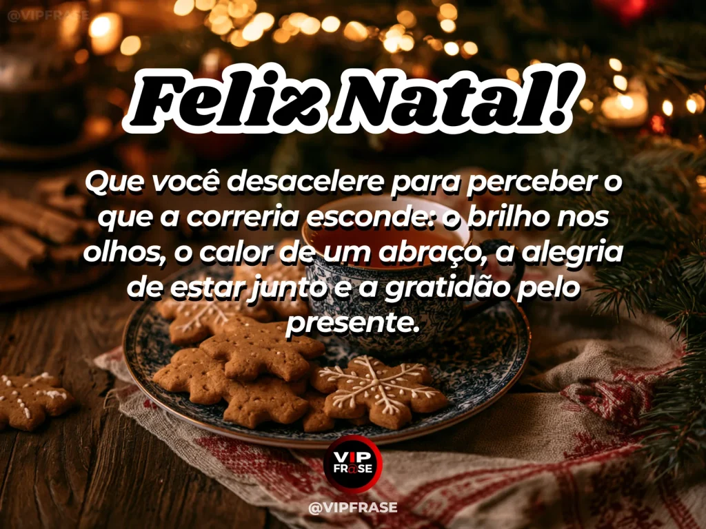 Mensagem de Natal sobre gratidao, com relógio antigo discretamente ao lado de velas e enfeites natalinos, atmosfera lenta e contemplativa.
