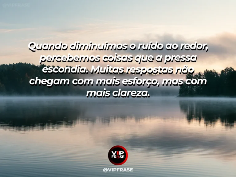 Mensagem reflexiva sobre paz, com água cristalina de um lago refletindo céu azul, árvores verdes e luz suave.