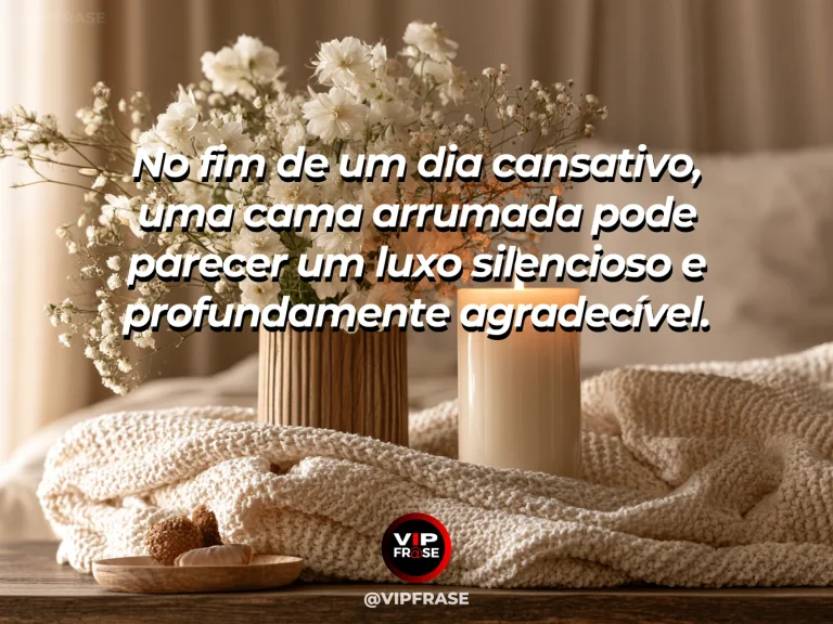 Cama bem arrumada em quarto acolhedor à noite, luminária quente, roupa de cama macia, sensação de descanso merecido