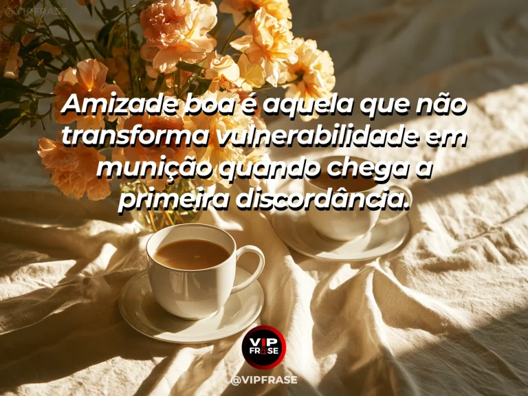 Amigos em conversa confidencial e segura, simbolizando proteção da vulnerabilidade.