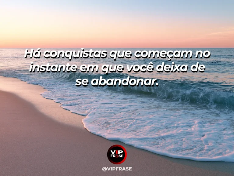 Frase reflexiva sobre autoestima, com pessoa caminhando junto ao mar iluminado.