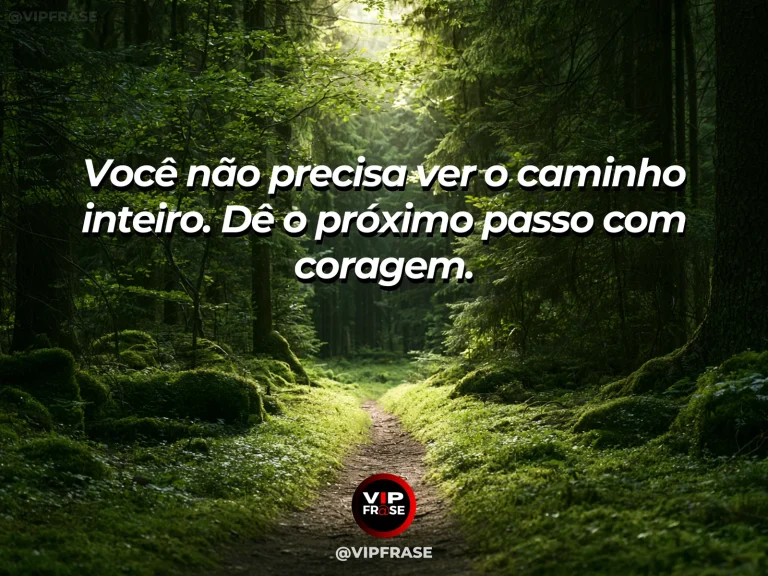 Mensagem motivacional sobre coragem com caminho de madeira entre a névoa