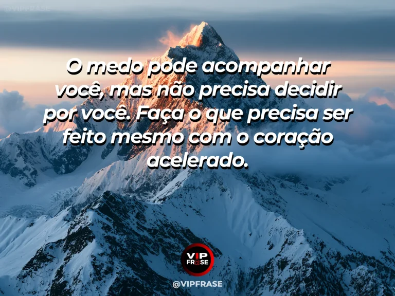 Frase motivacional sobre coragem, com uma pessoa iniciando uma corrida em pista vazia ao amanhecer.