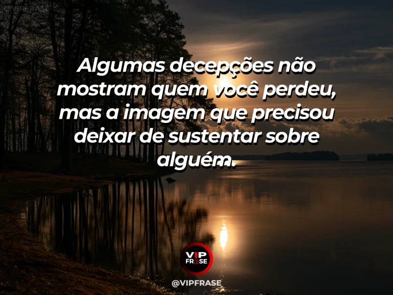Frase reflexiva sobre decepção com vidro refletindo céu e árvores.