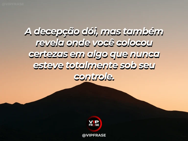 Frase reflexiva sobre decepção e sabedoria com reflexo de cidade e céu em vidro.