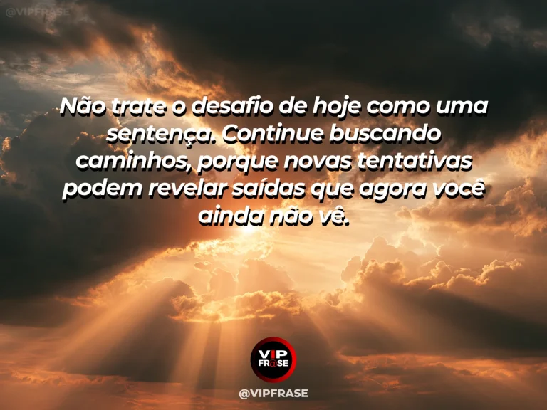 Frase motivacional sobre esperança, com uma passagem entre montanhas clareando enquanto a luz atravessa as nuvens.