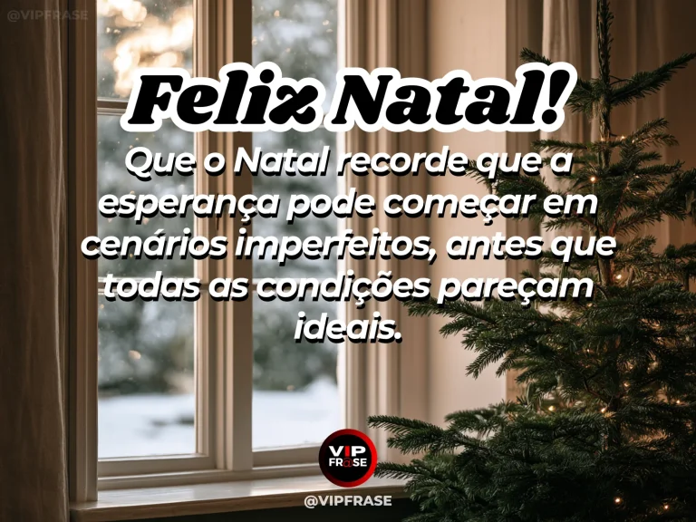 Frase de Natal sobre esperança antes de tudo estar pronto, com árvore parcialmente decorada e luzes acesas.