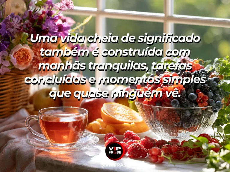 Mensagem de gratidão sobre a felicidade escondida no cotidiano, em rua tranquila de manhã com luz delicada e cenas simples do cotidiano