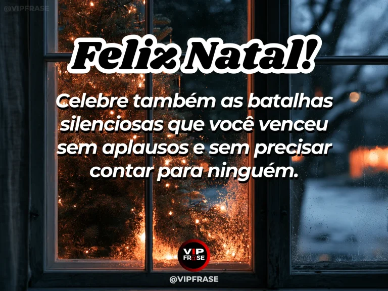 Janela com chuva leve do lado de fora e luzes de Natal refletidas no vidro, sensação de resistência e aconchego