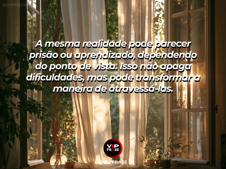 Mensagem de reflexão sobre sabedoria e superacao, com vista através de uma janela aberta para uma cidade verde e luminosa, mudando a perspectiva entre interior e exterior.
