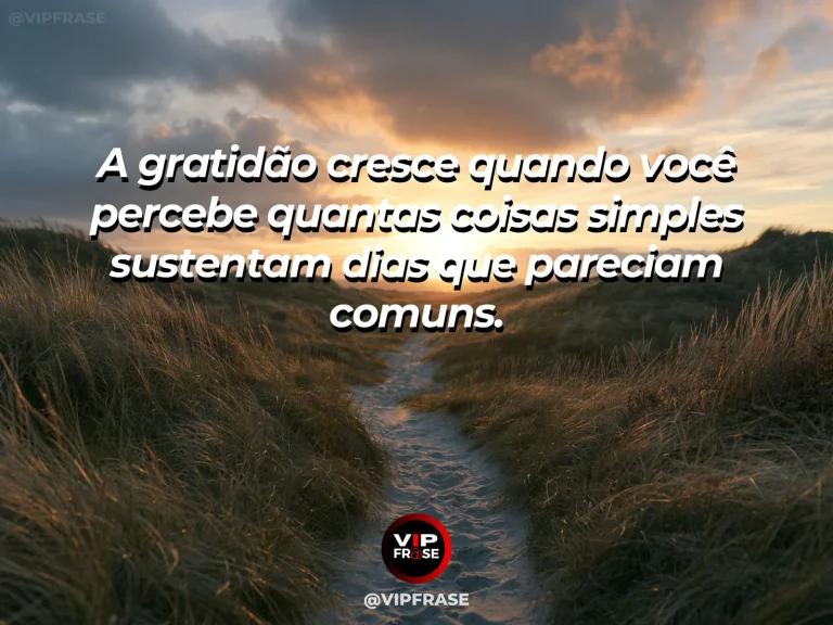 Frase reflexiva sobre gratidão com mesa de café com flores e luz dourada.