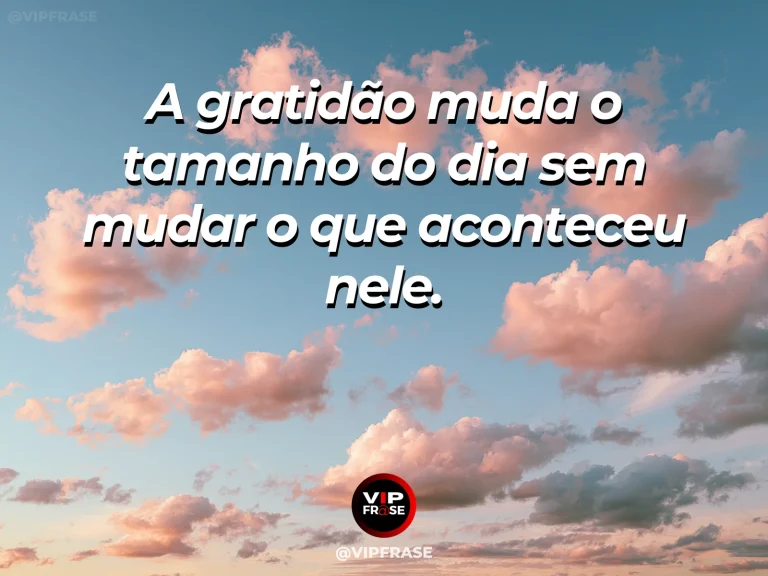 Frase reflexiva sobre gratidão, com mesa iluminada e flores coloridas.
