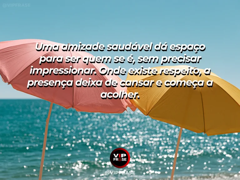 Mensagem de amizade sobre a liberdade de ser você em uma amizade, em cena de varanda aberta e arejada com duas cadeiras diferentes mas harmoniosas, simbolizando individualidade e convivência respeitosa.