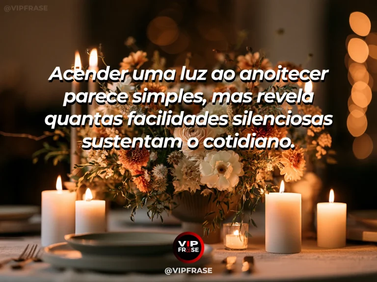 Abajur aceso em sala acolhedora ao entardecer, ambiente doméstico tranquilo, contraste suave entre luz quente e janela azulada