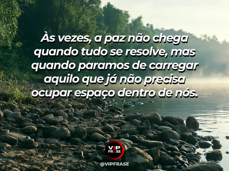 Mensagem reflexiva sobre paz, com folhas leves sendo levadas pelo vento sobre um lago calmo, com luz quente refletida na água.