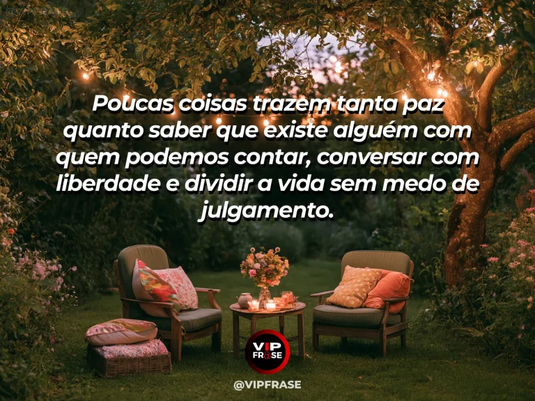 Mensagem sobre amizade em cena de two friends sitting near a calm ocean at blue hour.