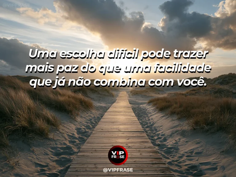 Frase reflexiva sobre escolhas e coragem, com trilha iluminada entre montanhas.
