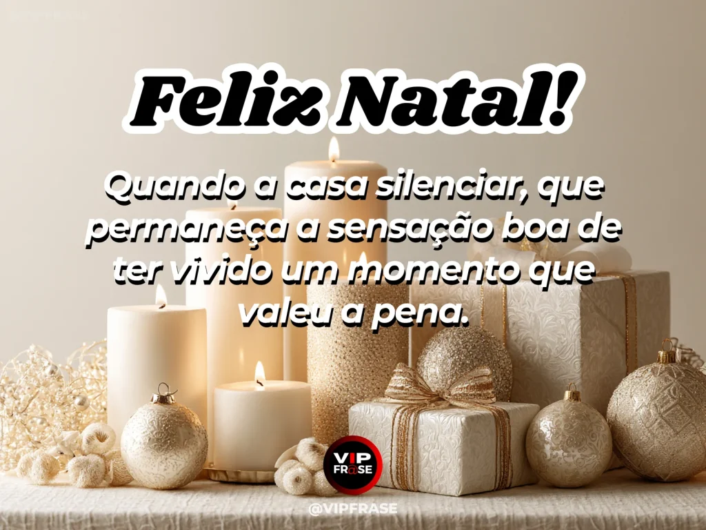 Sala após a celebração, luzes natalinas ainda acesas, taças e embrulhos discretos, clima de paz