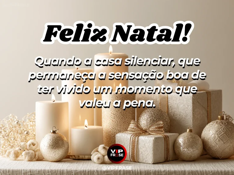 Sala após a celebração, luzes natalinas ainda acesas, taças e embrulhos discretos, clima de paz