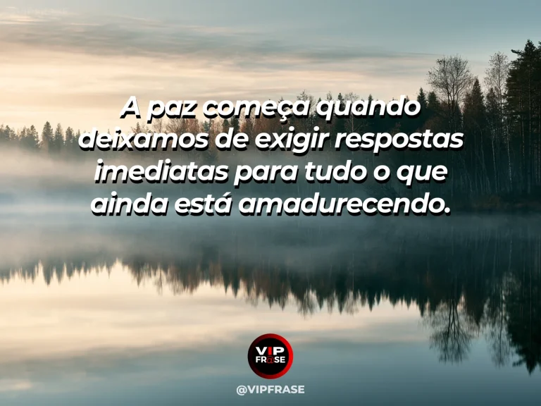Frase reflexiva sobre paz, sabedoria com lago sereno ao amanhecer com reflexos suaves e vegetação viva.
