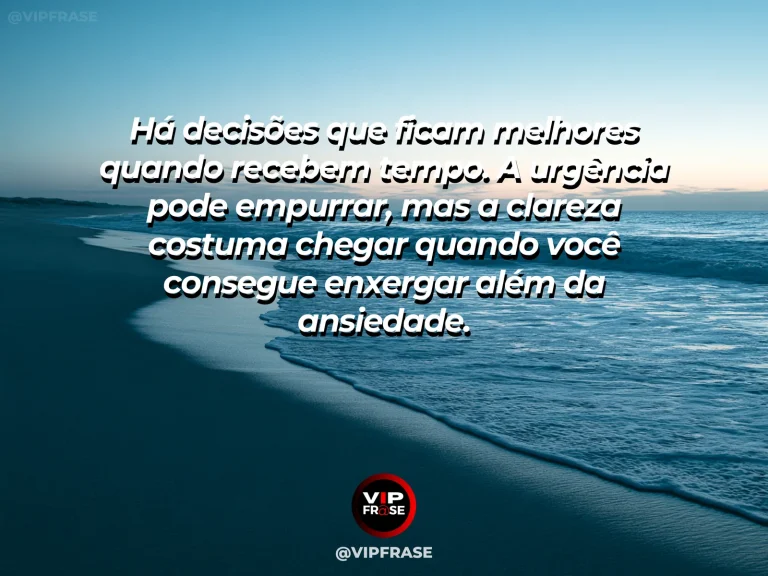 Mensagem de reflexão sobre sabedoria e paz, com estrada calma à beira-mar sob luz dourada, com horizonte amplo e movimento sereno, sugerindo tempo e perspectiva.