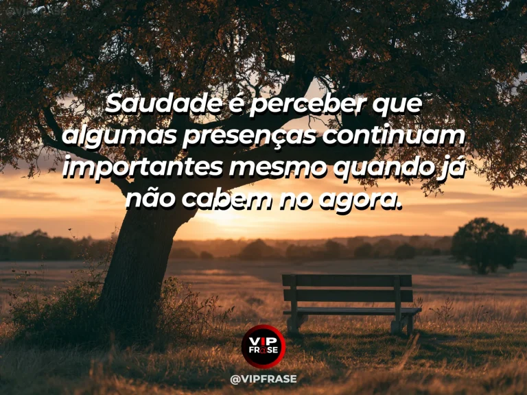 Frase reflexiva sobre saudade com fim de tarde luminoso em varanda com cadeira vazia e flores coloridas.