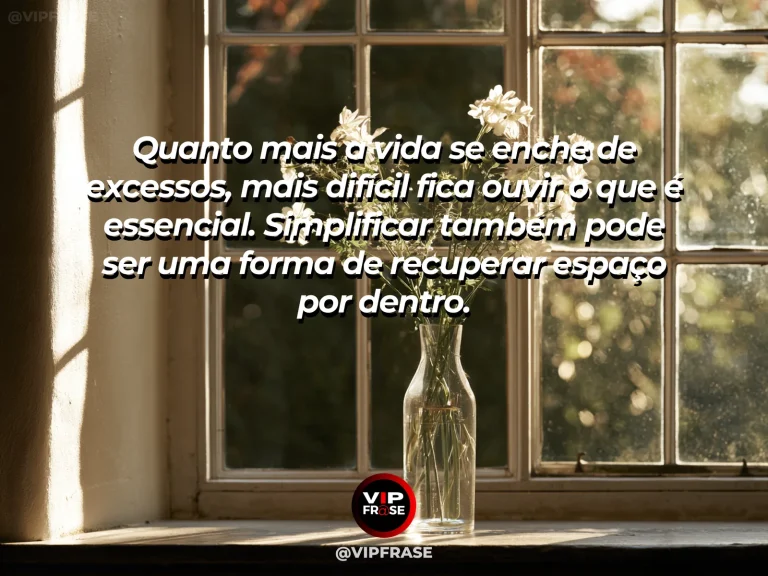 Mensagem de reflexão sobre paz e vida, com sala clara e elegante com poucas peças, plantas verdes e grandes janelas abertas para um jardim colorido.