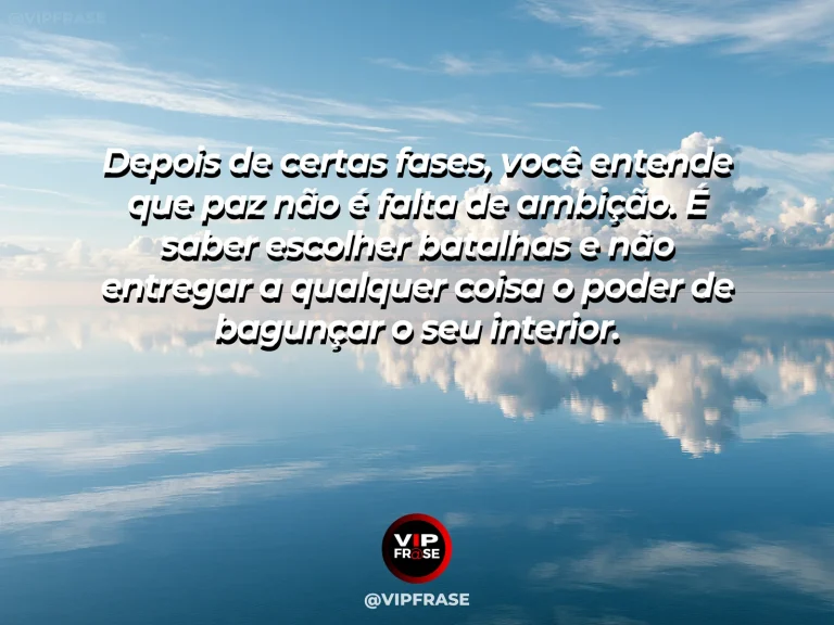 Mensagem de reflexão sobre paz e sabedoria, com piscina natural serena cercada por vegetação tropical luminosa e céu azul, com sensação de equilíbrio conquistado.