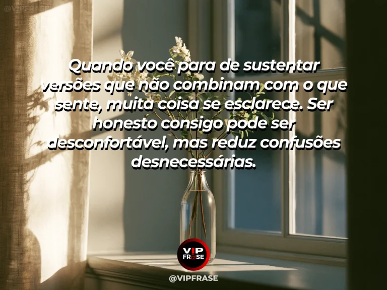Mensagem de reflexão sobre sabedoria e autoestima, com espelho grande refletindo luz natural, plantas verdes e ambiente claro e acolhedor, sugerindo autenticidade.