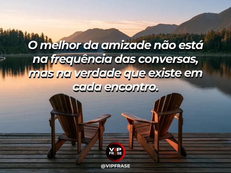 Frase sobre amizade com duas cadeiras vazias em uma praça tranquila sob luz de fim de tarde.