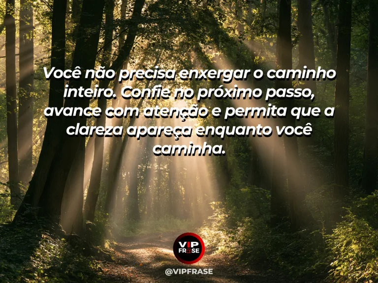 Arte motivacional sobre confiança, trilha parcialmente coberta por neblina com os primeiros metros visíveis, simbolizando confiança no passo seguinte.