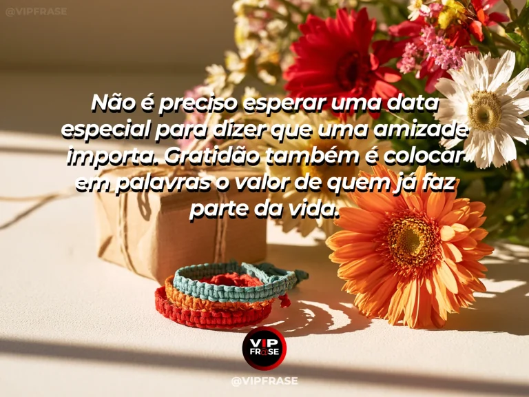Mensagem sobre amizade, com cena de pessoa digitando uma mensagem de agradecimento no celular com sorriso sereno, luz acolhedora.