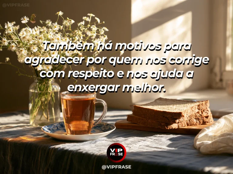 Frase de gratidão com caderno aberto com anotações e gesto gentil de orientação