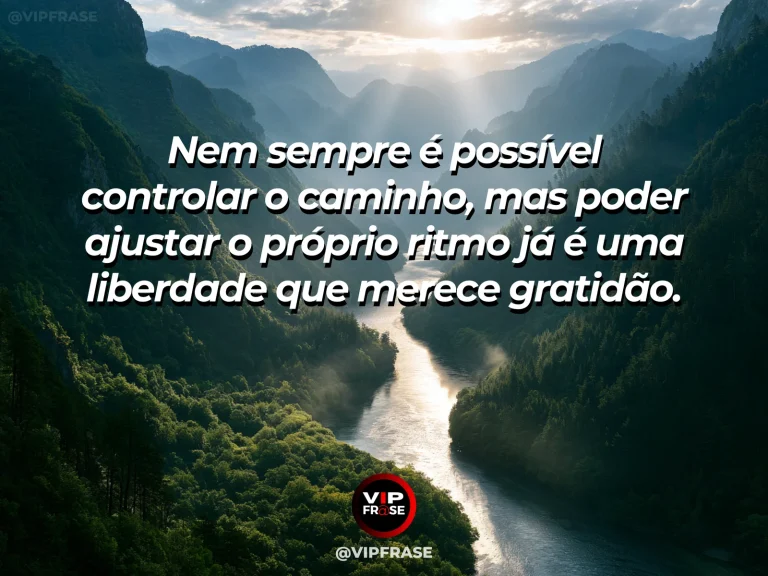 Pessoa caminhando sozinha por trilha ampla em ritmo sereno, luz da manhã, horizonte aberto, sensação de autonomia e liberdade