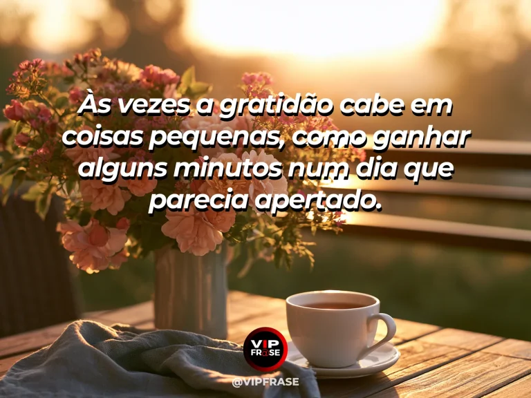 Fila curta em ambiente cotidiano bem iluminado, relógio discreto ao fundo, pessoa seguindo em frente com expressão leve