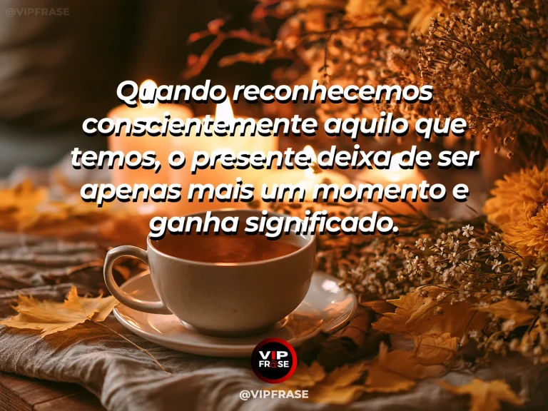 Mensagem de gratidão sobre agradecer torna o presente mais valioso, em mãos segurando uma xícara quente diante de janela luminosa