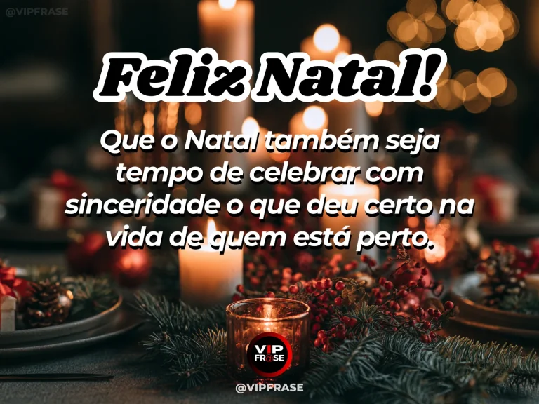 Brinde discreto com duas taças diante da árvore de Natal, foco em celebração compartilhada