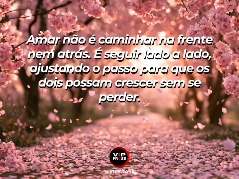 Frase de amor sobre crescer juntos, com fundo de caminhada romântica.