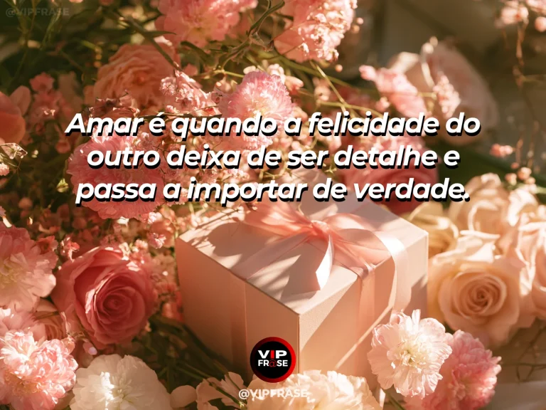 Frase sobre amor, com flores e elementos de uma celebração delicada.