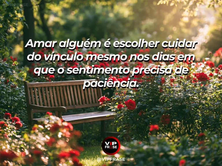 Frase sobre amor, com duas cadeiras protegidas da chuva.
