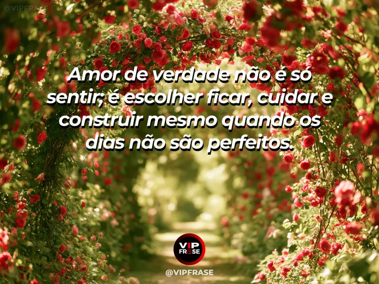 Frase de amor sobre permanência e cuidado, com fundo romântico ao entardecer.