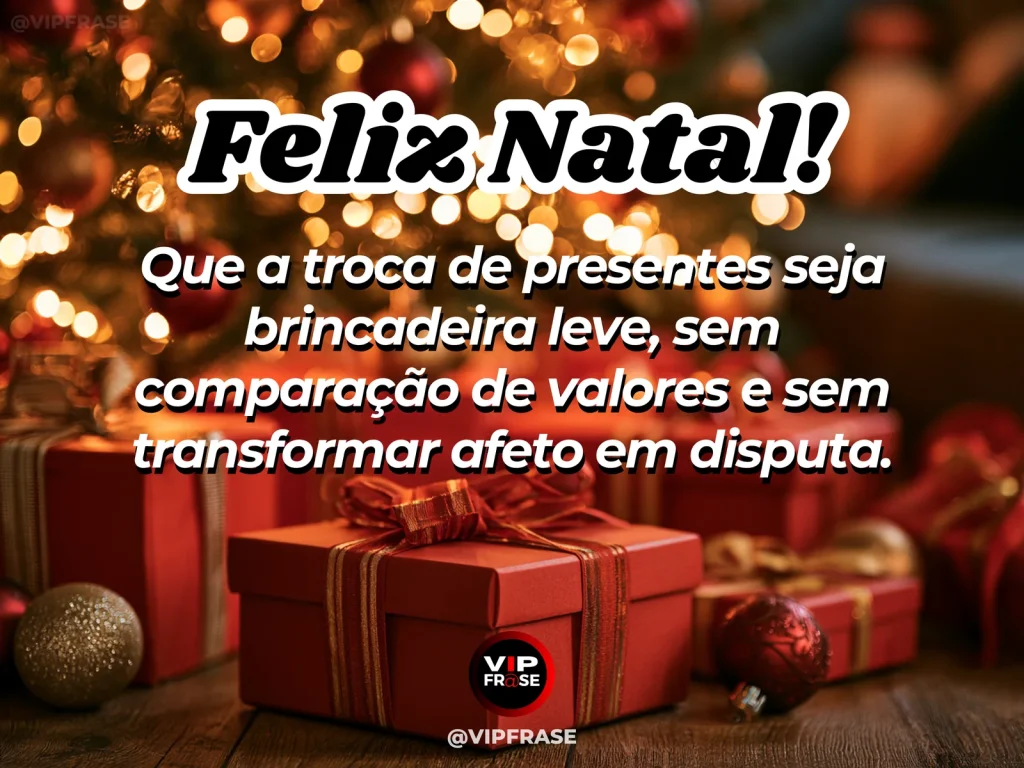 Frase de Natal sobre amigo secreto sem comparação, com presentes simples reunidos entre enfeites natalinos.
