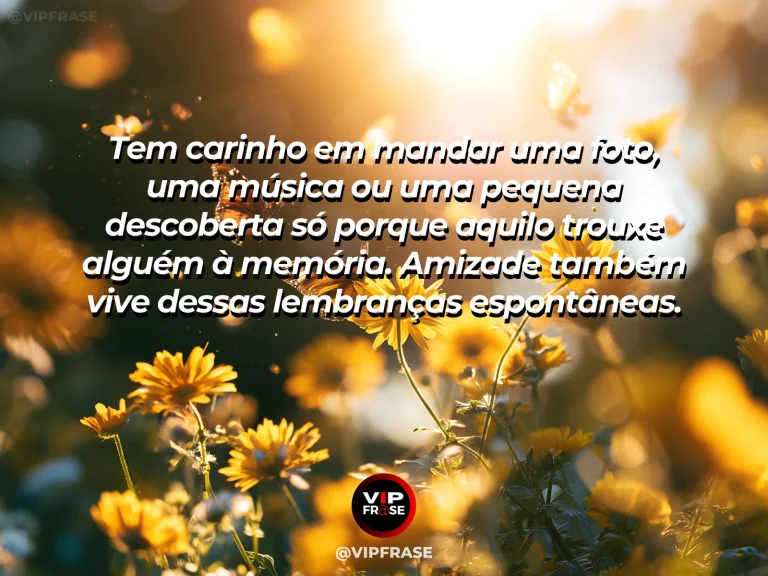 Mensagem sobre amizade, com cena de pessoa sorrindo ao enviar pelo celular uma foto espontânea para um amigo, cenário cotidiano bonito.