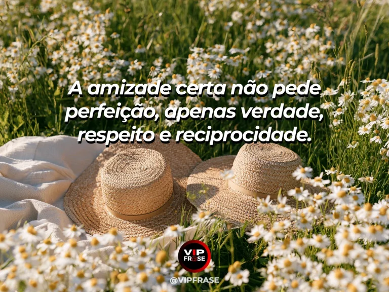 Frase sobre amizade com duas trilhas de pegadas caminhando paralelas na areia molhada.