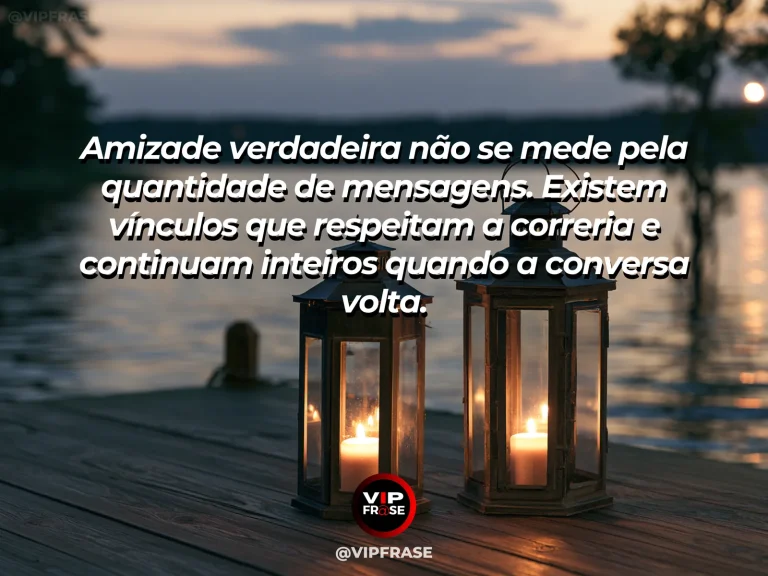 Mensagem de amizade sobre amizade não precisa de presença todo dia, em cena de dois relógios discretos sobre uma estante com uma fotografia abstrata sem rostos, sugerindo tempo e vínculo preservado.