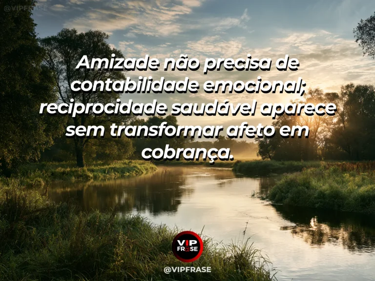 Frase reflexiva sobre amizade com duas xícaras em mesa com plantas.