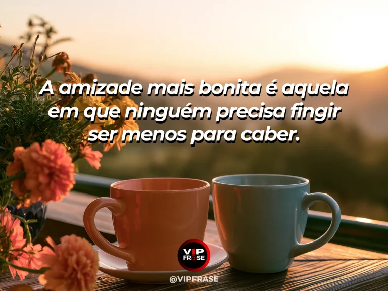 Frase sobre amizade com duas poltronas diferentes em uma varanda clara e acolhedora.