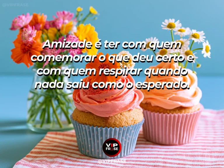 Frase sobre amizade com uma mesa ao ar livre com duas cadeiras, confetes discretos e luz suave.