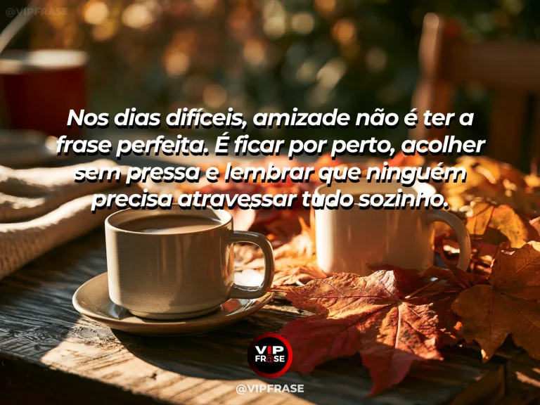 Mensagem de amizade sobre amizade presente nos dias mais difíceis, em cena de manta macia sobre sofá acolhedor, duas canecas quentes e luz de chuva na janela, simbolizando apoio nos dias difíceis.